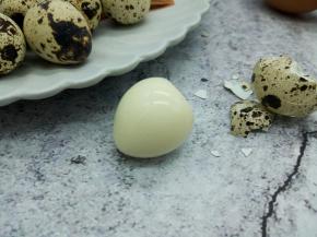 鹌鹑蛋蒸熟，直接放凉水里，冷热交替，这样剥壳就方便了
