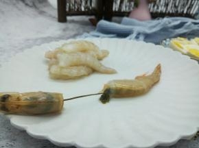 明虾洗一下，一手拿虾、一手拽虾头，轻轻往外拉，虾线就出来了，剥去虾壳