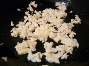 拿2个鸡蛋，加一点点细盐，用筷子打散，锅里放油，油热倒入鸡蛋液，开大火，用筷子迅速划散鸡蛋液，盛盘备用