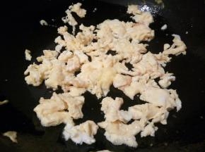 拿2个鸡蛋，加一点点细盐，用筷子打散，锅里放油，油热倒入鸡蛋液，开大火，用筷子迅速划散鸡蛋液，盛盘备用