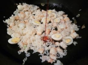 等把米饭颗粒炒散，加生抽少许