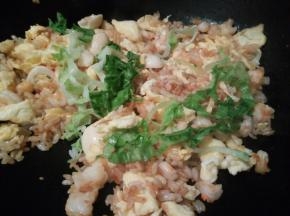 快出锅时加点生菜丝，喜欢葱花的也可以再放点葱花，不喜欢的就不放，闺蜜特别喜欢吃生菜，说吃了营养好、对身体好、让我平时也要多吃生菜