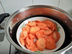 胡萝卜切片蒸熟