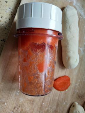 蒸熟的胡萝卜放入料理机打成泥