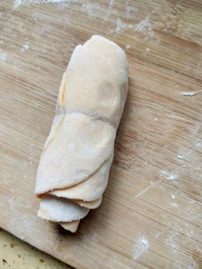 从一侧慢慢卷起