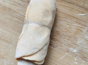 从一侧慢慢卷起