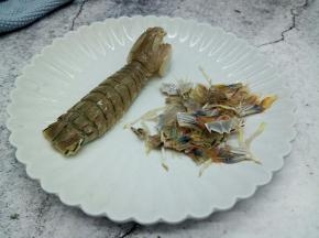 用剪刀把皮皮虾头部，爪子，尾部都剪一下，吃的时候不至于扎嘴巴