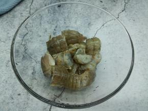 剪刀将皮皮虾剪小段