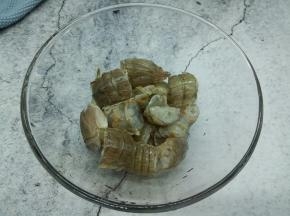 剪刀将皮皮虾剪小段