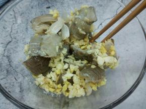 用筷子搅拌均匀