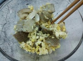 用筷子搅拌均匀