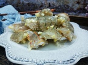 鲜美、鲜嫩的腌皮皮虾就可以品尝了，我还在腌时，我家小子就说了，又做我爱吃的皮皮虾了，啥时候可以动筷子了，我跟他说，等你放学回来就可以尝尝了，小吃货，天天惦记好吃的。不经常吃的可以沾点米醋吃，肠胃不好的建议不要尝试，闹肚子就不好了。