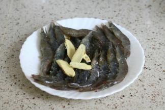 加入姜片、盐糖、料酒、蒸鱼豉油腌制10分钟