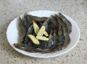 加入姜片、盐糖、料酒、蒸鱼豉油腌制10分钟