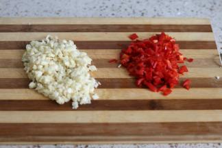 蒜头和红椒切末