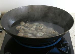 锅里水烧开，下入花蛤煮至开口