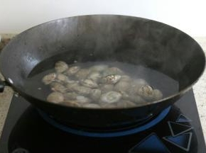 锅里水烧开，下入花蛤煮至开口