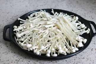 金针菇洗净摆在烤盘