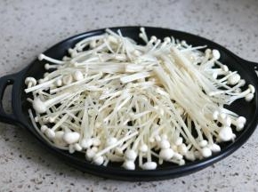 金针菇洗净摆在烤盘
