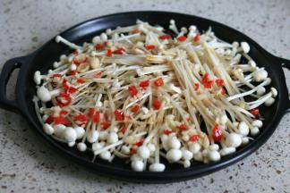 把腌制虾的酱汁淋在金针菇上，如果水分不够 可以添加少许水，再浇上一勺蒜末油