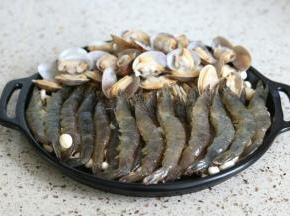 花蛤和虾摆在面上