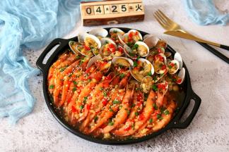 入烤箱200度烤12-15分钟，撒上葱花和芝麻