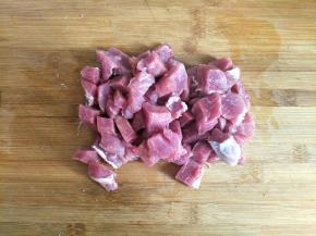里脊肉洗净切成小块