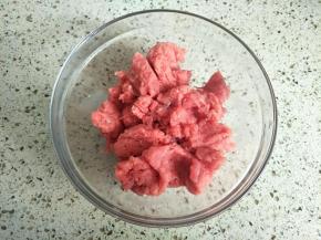 放入绞肉机绞成肉泥