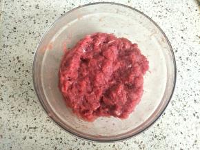 搅拌均匀，盖住保鲜膜放冰箱冷藏腌制1个小时