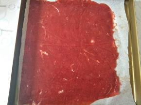 撕掉表面的油纸，放入预热好的烤箱中层180度烤10分钟