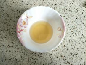 蜂蜜和少许水混合拌匀