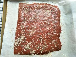 再刷一遍蜂蜜水，撒上芝麻，放入烤箱烤5分钟，全程20分钟左右