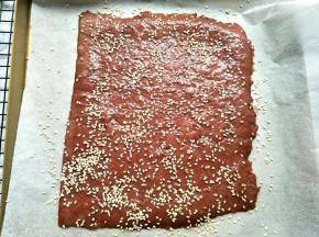 再刷一遍蜂蜜水，撒上芝麻，放入烤箱烤5分钟，全程20分钟左右