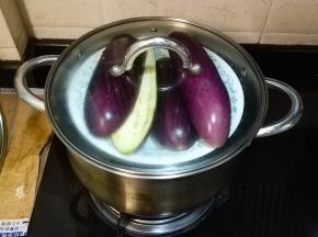 茄子洗净对半切开，放入锅里蒸十分钟，蒸好后拿出晾凉备用。