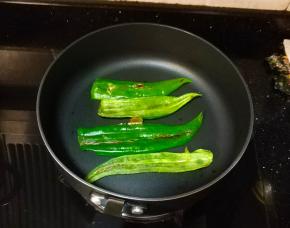 不粘锅小火放入尖椒，烧至软熟