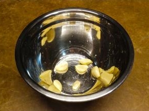 蒜放入盆中，加少许盐