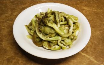 茄子撕去外皮后撕成条