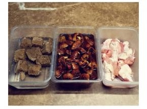 姬松茸、烤麸提前清洗后泡软，鸡捶用盐腌制半小时（浸泡过姬松茸的水不要倒）