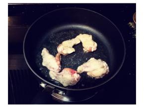 锅里热油，放入鸡捶煎至金黄色