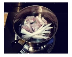 鸡爪、猪展肉放热水里煮一分钟，捞起冲洗干净