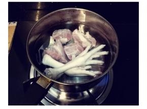 鸡爪、猪展肉放热水里煮一分钟，捞起冲洗干净