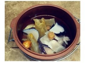 海螺片、瑶柱、姜片、蜜枣、花胶放入炖盅里加入浸泡过花胶、响螺片的水