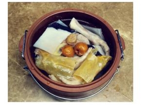 再放入鸡爪、猪展，电子炖盅大概炖2小时后，放入菜胆再炖20-30分钟即可