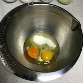 砂糖加入到鸡蛋中，关于全蛋液打发时是否加热的问题，我个人是习惯不去加热，用室温存放的鸡蛋直接打发。