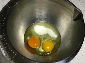 砂糖加入到鸡蛋中，关于全蛋液打发时是否加热的问题，我个人是习惯不去加热，用室温存放的鸡蛋直接打发。