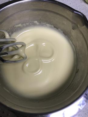 打发至能划出明显且不立即消失的纹路。