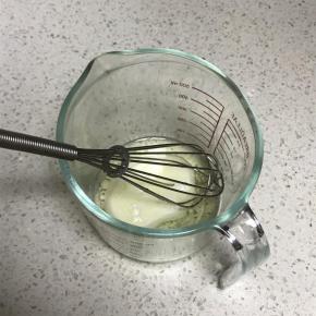 牛奶和油搅拌至乳化状态