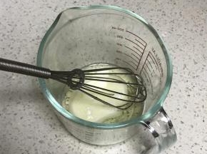 牛奶和油搅拌至乳化状态