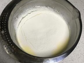 筛入面粉