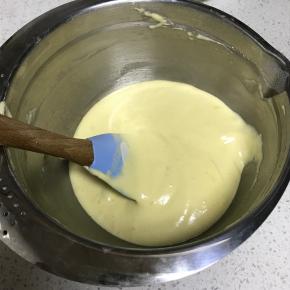 简单翻拌均匀后加入步骤一中混合物以及水怡。水怡没有可不加或者用蜂蜜代替。